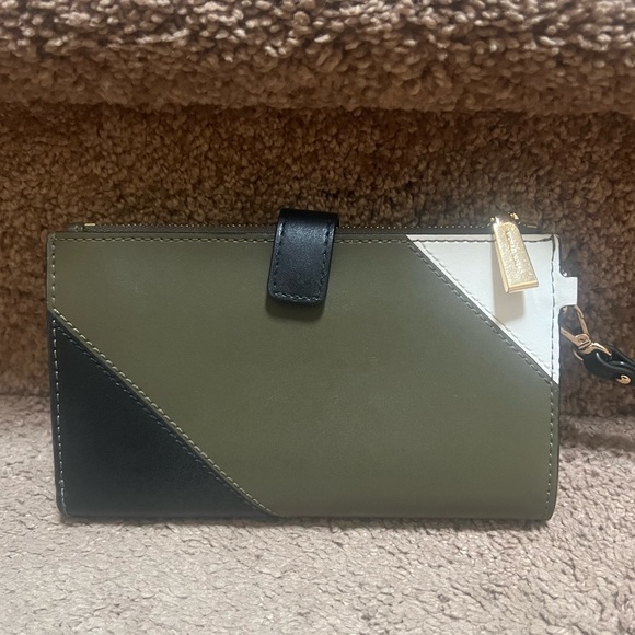 Michael Kors Wristlet/Wallet Colorblock  Like new condition - Picture 2 of 7